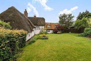 Yew Tree Cottage Sleeps 12, Garden & Pet Friendly