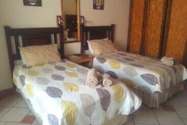 پانسیون Eleventh Avenue Guesthouse & Conferencing