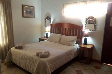 پانسیون Eleventh Avenue Guesthouse & Conferencing