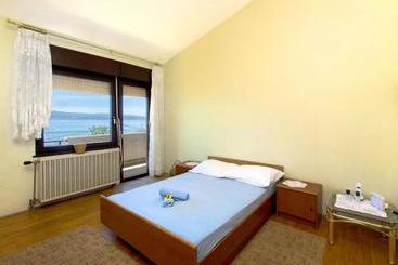 Hostel Guesthouse Mira