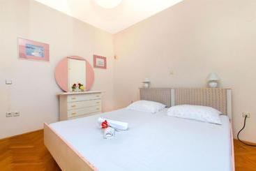 آپارتمان Hostel Guesthouse Mira