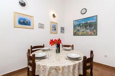 דירות לתיירים Apartments Vedran