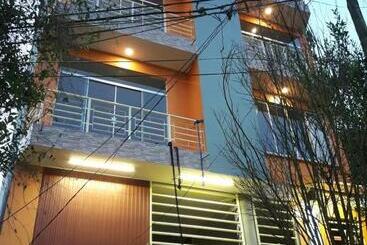 پانسیون Hostal Kurmi   Coroico