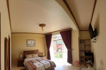 پانسیون Hostal Kurmi   Coroico