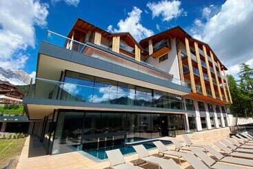 هتل Ciampedie Luxury Alpine Spa