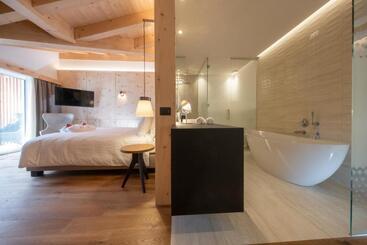 هتل Ciampedie Luxury Alpine Spa