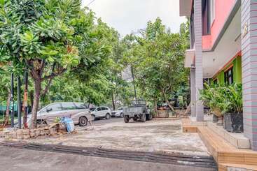 پانسیون Reddoorz Near Taman Mini Jakarta