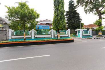 پانسیون Reddoorz Syariah Near Alun Alun Magelang Bayeman