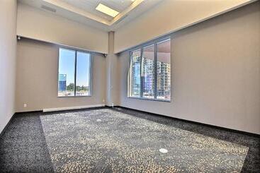 هتل Courtyard By Marriott Montreal Brossard