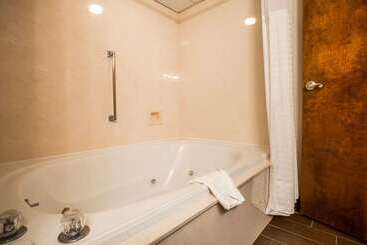 هتل Comfort Inn & Suites At Dollywood Lane