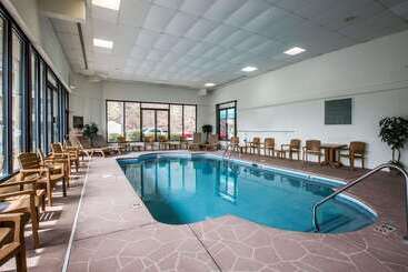 هتل Comfort Inn & Suites At Dollywood Lane