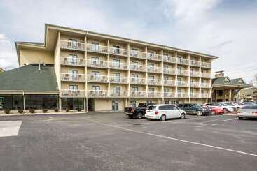 هتل Comfort Inn & Suites At Dollywood Lane