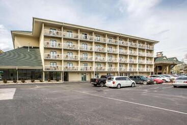 هتل Comfort Inn & Suites At Dollywood Lane