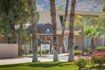 هتل Days Inn By Wyndham Palm Springs