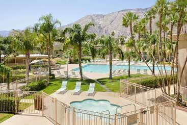 هتل Days Inn By Wyndham Palm Springs