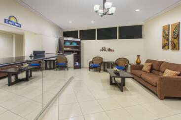 هتل Days Inn By Wyndham Palm Springs
