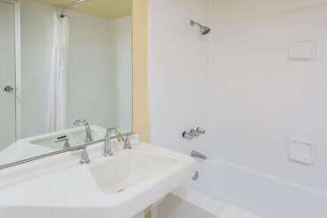 هتل Days Inn By Wyndham Palm Springs