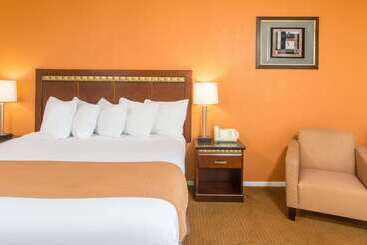 هتل Days Inn By Wyndham Palm Springs