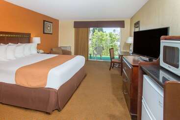 هتل Days Inn By Wyndham Palm Springs