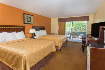 هتل Days Inn By Wyndham Palm Springs