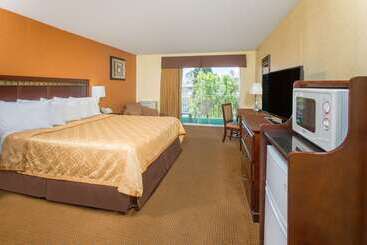 هتل Days Inn By Wyndham Palm Springs