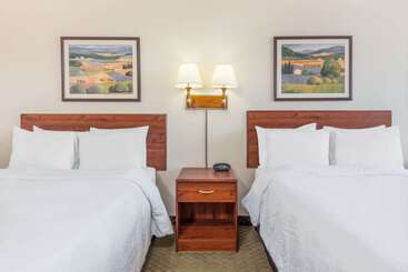 هتل Howard Johnson By Wyndham Gillette