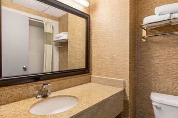 هتل Howard Johnson By Wyndham Gillette