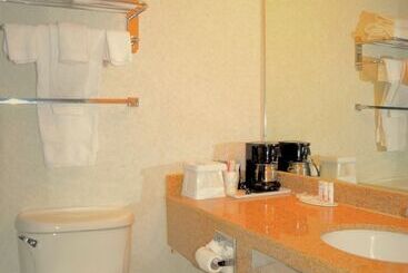 هتل Howard Johnson By Wyndham Gillette