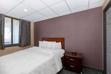 هتل Howard Johnson By Wyndham Gillette