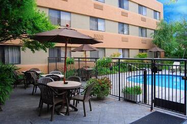 هتل Oxford Suites Redding