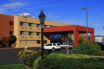 هتل Oxford Suites Redding