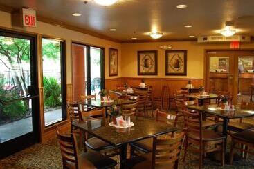 هتل Oxford Suites Redding