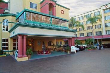 هتل Peacock Suites
