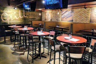هتل Ramada Plaza By Wyndham Chicago North Shore