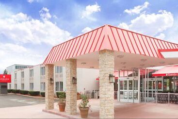 هتل Ramada Plaza By Wyndham Chicago North Shore