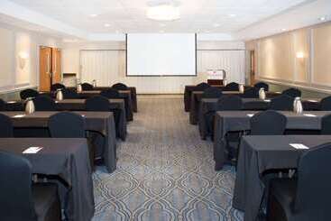 هتل Ramada Plaza By Wyndham Chicago North Shore