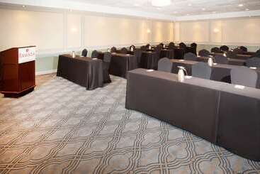 هتل Ramada Plaza By Wyndham Chicago North Shore