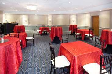 هتل Ramada Plaza By Wyndham Chicago North Shore