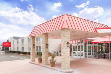 هتل Ramada Plaza By Wyndham Chicago North Shore