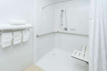 هتل Ramada Plaza By Wyndham Chicago North Shore