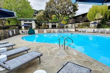 استراحتگاه The Quail Lodge