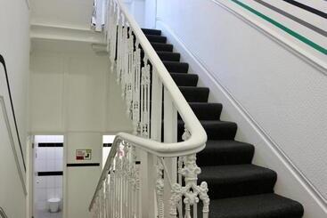 Urbany Hostel London 18 40 Years Old