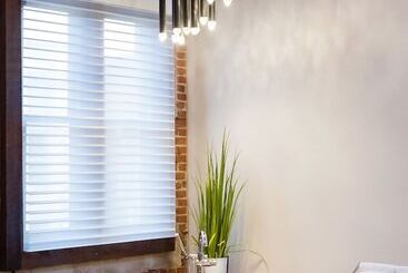 هتل 48 King West