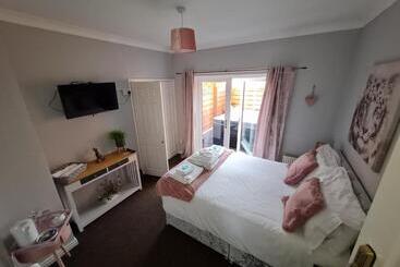 تختخواب و صبحانه The Mayfair Lodge & Family Suite