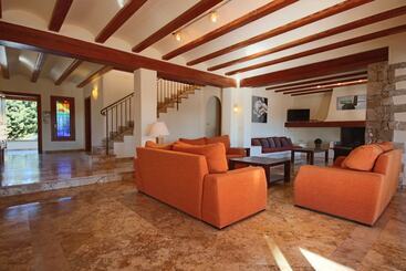 Private 4 Bedroom Villa W/ Pool, Summer Kitchen & Expansive Living Space