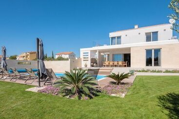 Luxury Villa Cinderella With Swimming Pool