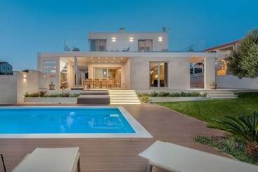 Luxury Villa Cinderella With Swimming Pool
