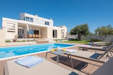 Luxury Villa Cinderella With Swimming Pool