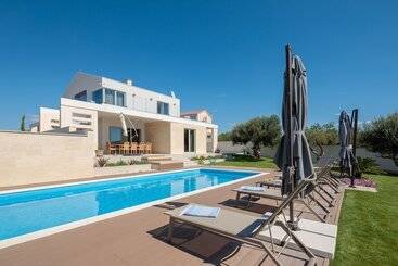 Luxury Villa Cinderella With Swimming Pool