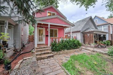 Perfect Cottage Downtown Great Patio!